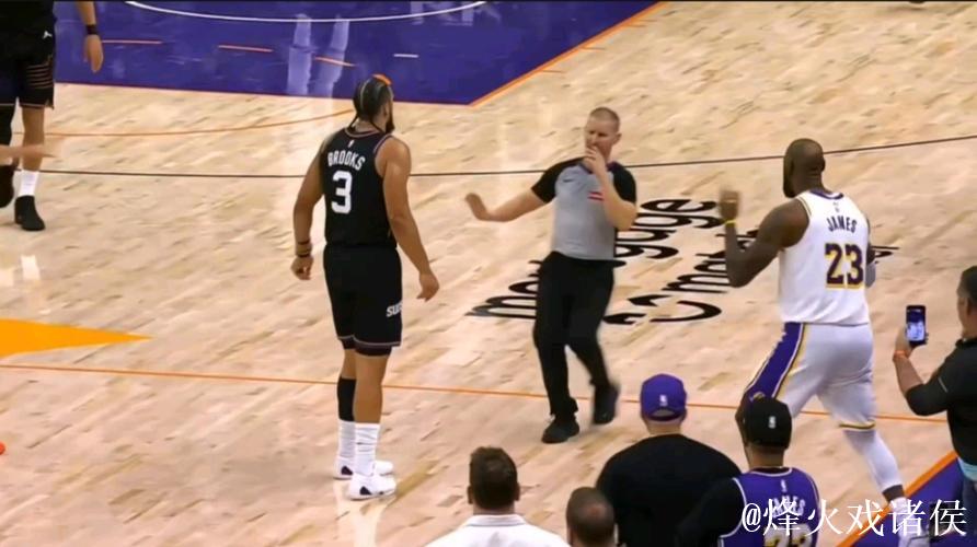 詹姆斯与狄龙爆发口角冲突被吹技术犯规