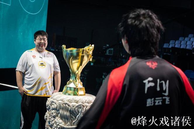 Fly:还记得小胖赵云大招扎四个,记得小胖的来时路 Fly:还记得小胖赵云大招扎四个,记得小胖的来时路