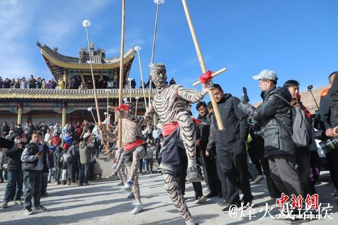 青海古村“於菟”跃古堡 祈福新年平安
