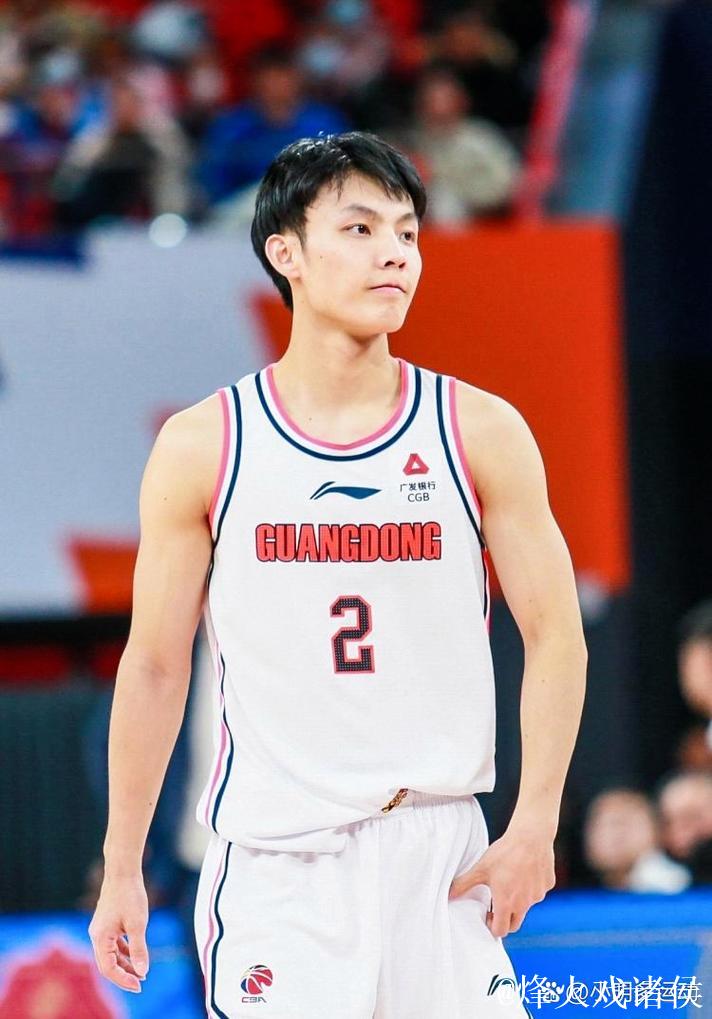 菜鸟的“妖路子”：17岁中锋一个挡拆让徐杰直呼内行